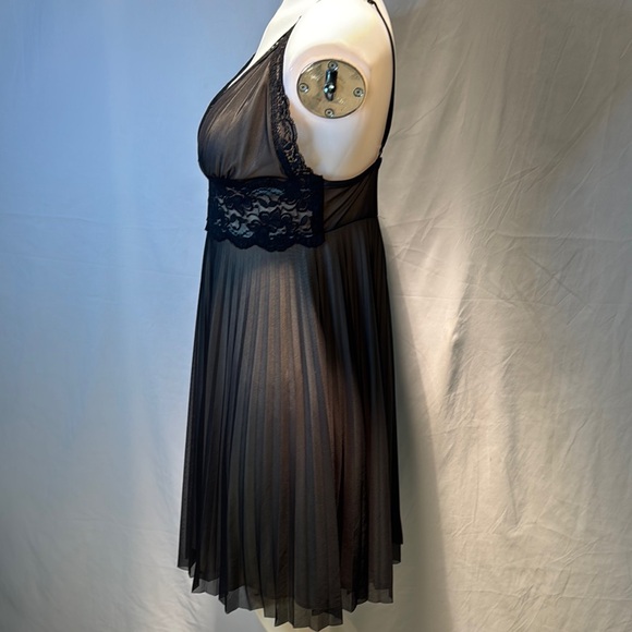 Elegant Black Lace Chemise - Picture 4 of 10